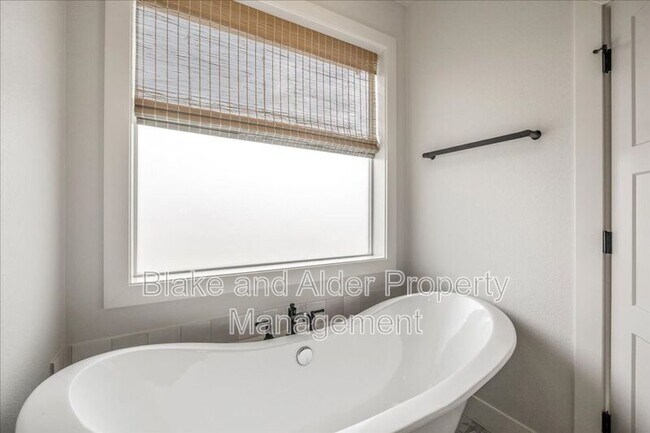 Building Photo - 496 NW Cascade Mountain Dr
