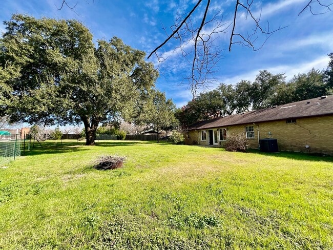 Building Photo - Cute Country Charmer!