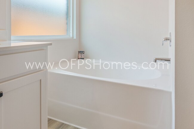 Building Photo - CRESTVIEW 4BED/2BATH - AVAILABLE JUNE 1ST!