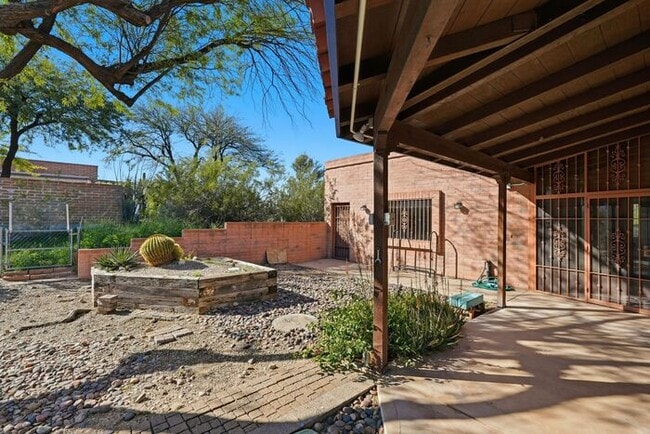 Building Photo - 770 N Lazy J Wy