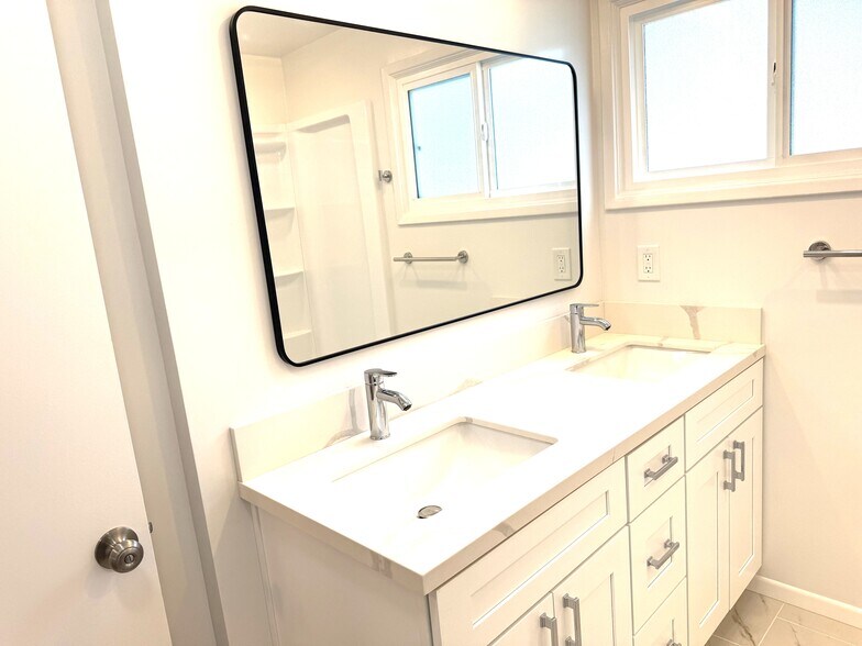 Building Photo - 3650 Hackett Ave