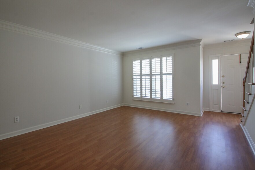 Building Photo - 1614 Brentwood Pointe
