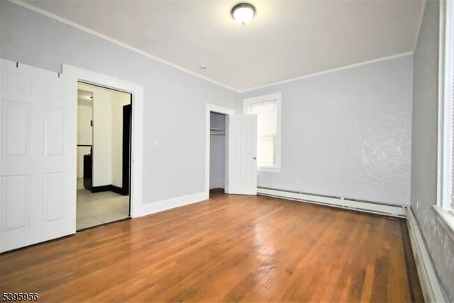 Building Photo - 352 Wainwright St