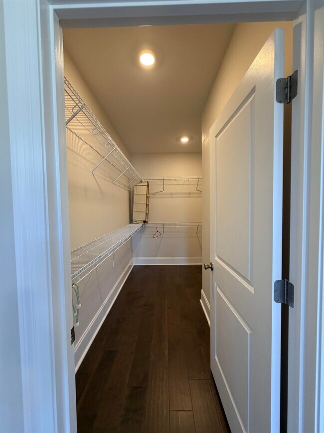 Building Photo - 5742 Vlg Rdg Ln