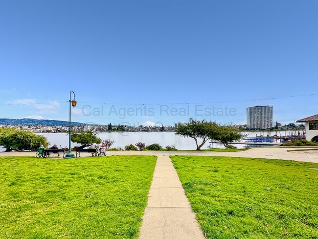 Building Photo - 1 Lakeside Dr