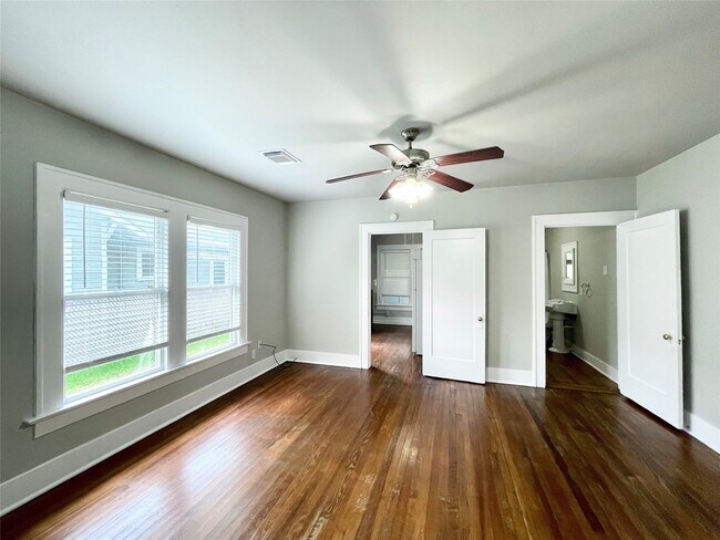 Building Photo - 4009 Oakridge St