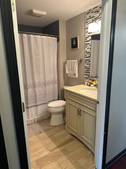 Hall Bathroom - 1049 Parkhill Cir