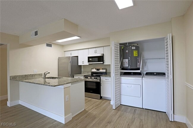 Building Photo - 5331 Summerlin Rd