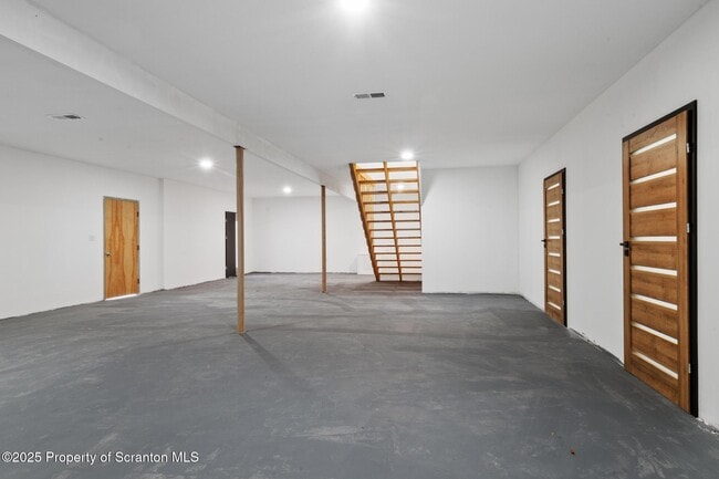 Building Photo - 203 Red Oak Dr