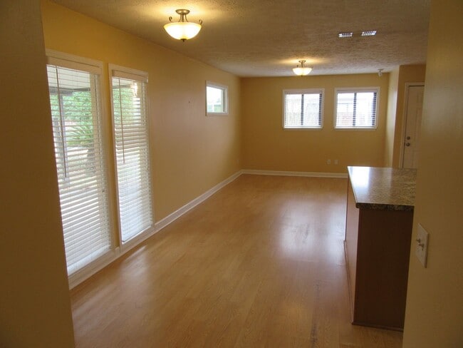 Building Photo - 820 Premier Dr