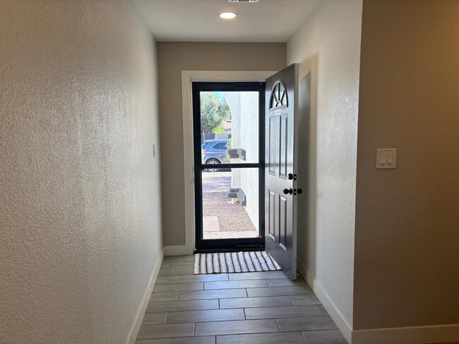 Building Photo - 2902 W Straford Dr