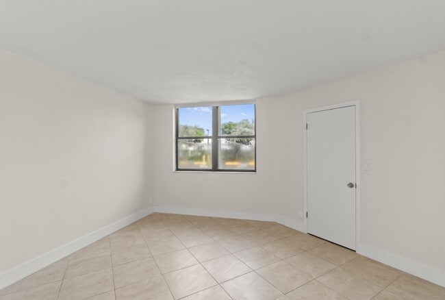 Building Photo - 215 Lake Pointe Dr