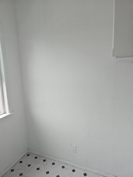 Building Photo - 2305 Hauser Blvd
