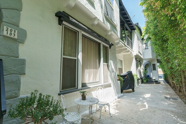 Building Photo - 147 North Hamilton Drive