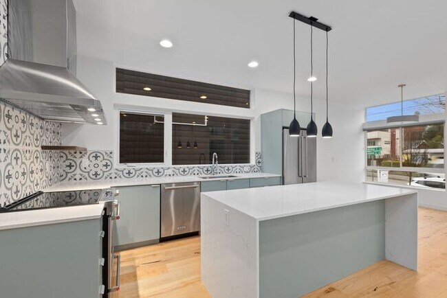 Building Photo - Fresh, Air-Conditioned Standalone Townhome in Coveted Lincoln Park