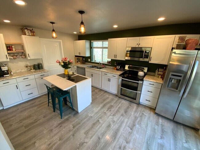 Building Photo - Spanaway Home 3bdr & 2.5 bath 2 car garage & UPDATED FLOOR PLAN