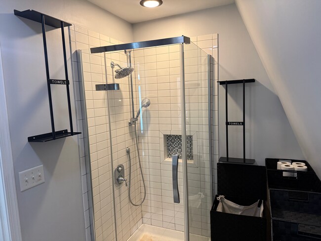 Building Photo - Modern Detached (ADU) Efficiency Apartment