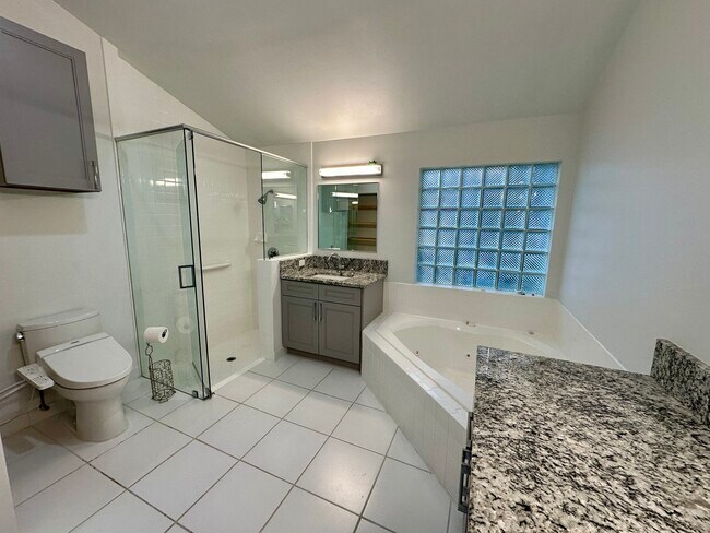 Master bath with jacuzzi - 3656 Mykonos Ct