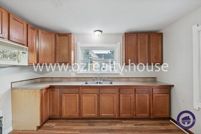 Building Photo - 740 Parker Ave