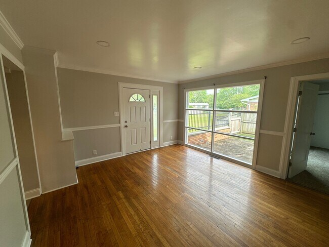 Building Photo - 1370 Farley Dr