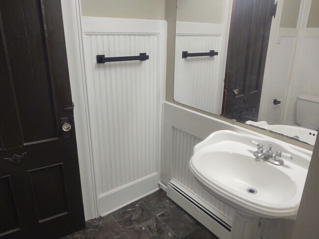 Building Photo - 3 Bedroom with off-street Parking on Park Ave