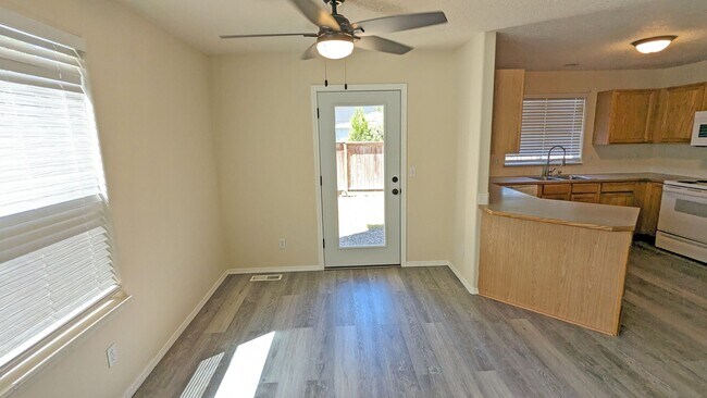 Building Photo - 3 bedroom 2.5 bath home