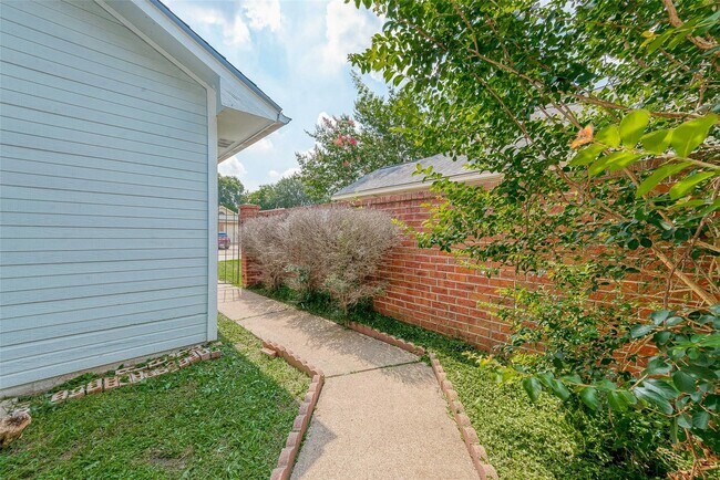 Building Photo - 9310 Corner Oaks Ln
