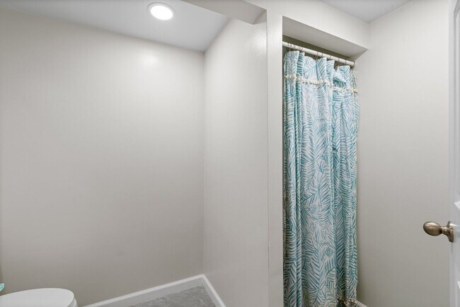 Building Photo - 3 Bed 3 Bath - Bethesda Colonial - Move-In...