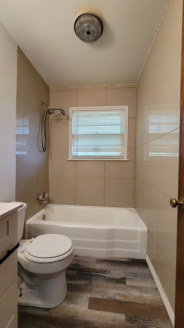 Building Photo - FOR LEASE - **MOVE IN SPECIAL** HALF OFF F...