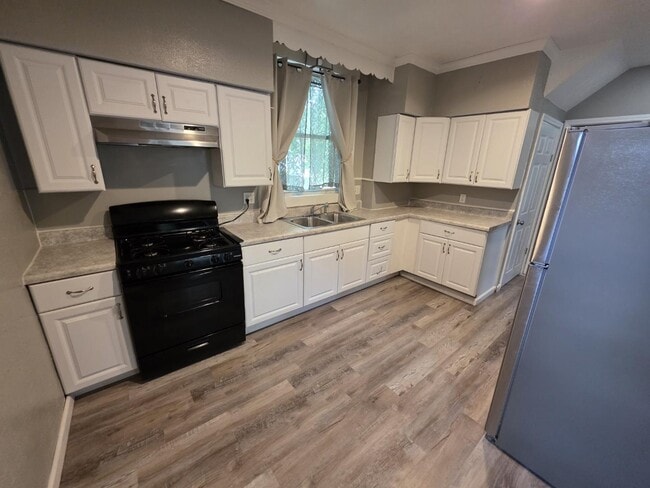 Building Photo - 389 Sumatra Ave