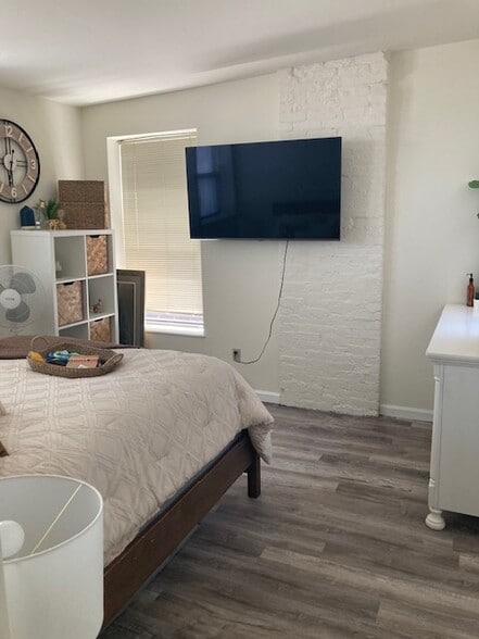 Building Photo - 2336 S 9th St