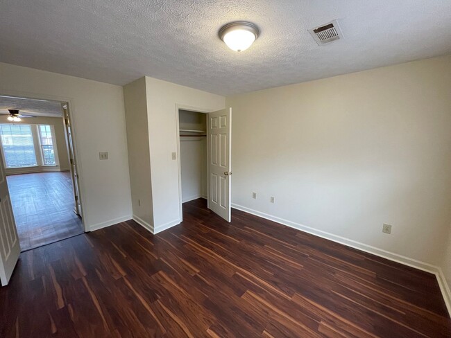 Building Photo - 13 Woodcreek Way SW