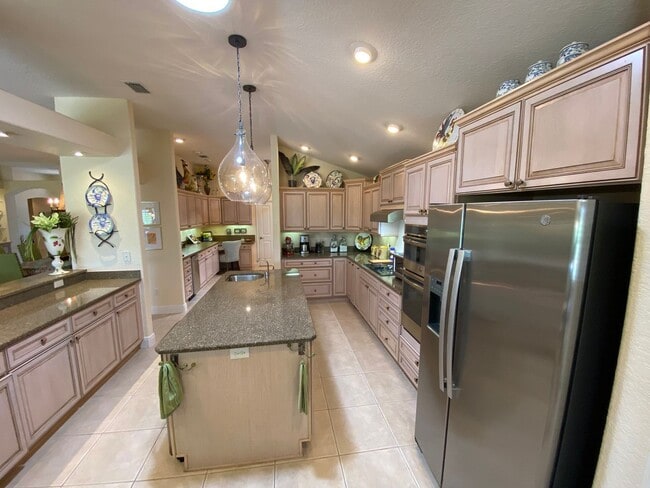 Building Photo - Exquisite - Turnkey, 3 bed + 2 1/2 Bath + ...