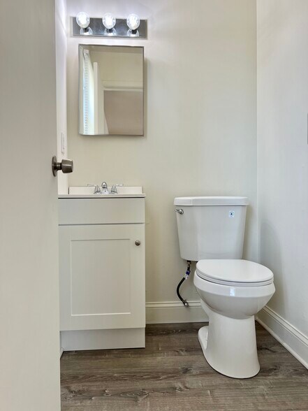 Building Photo - 944 Longboat Ave