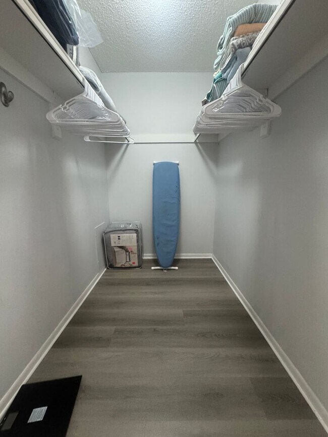 Building Photo - Annual turnkey furnished 2-Bedroom, 2-Bath...