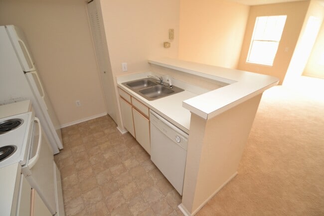 Building Photo - Beautiful 1/1 in Villas Del Sol ~ Gated Comm w/ Resort-Style Amenities!