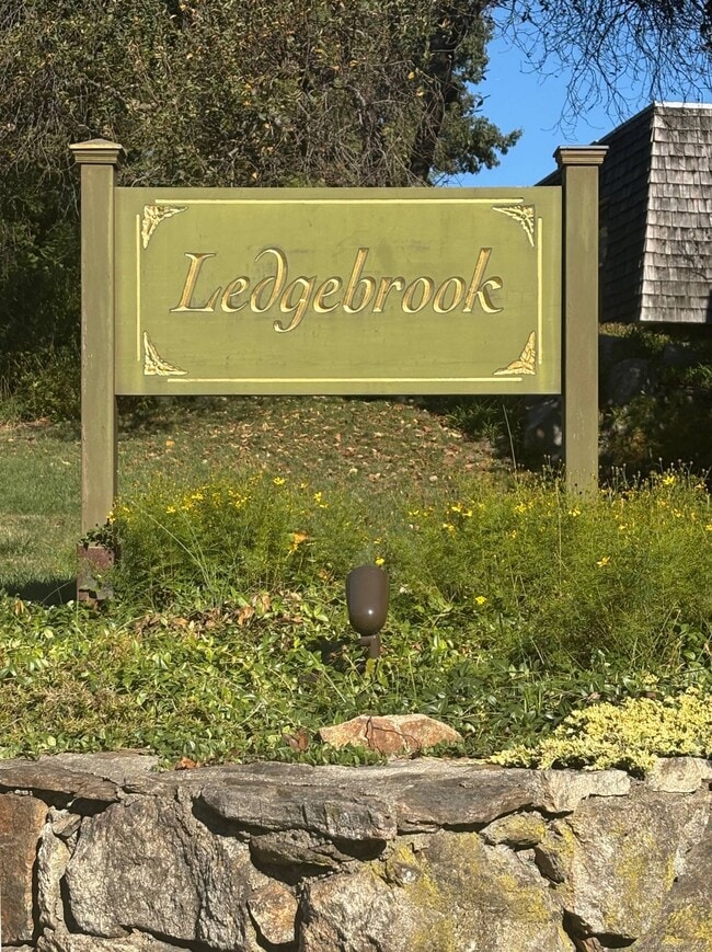 Building Photo - 90 Ledgebrook Dr