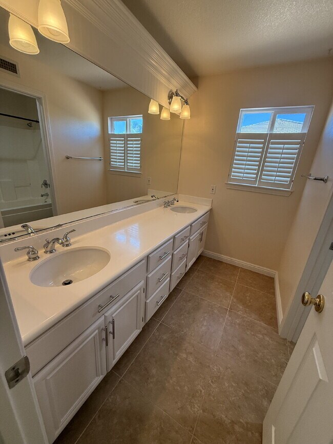 Building Photo - Spacious 5-Bed Family Home w/ 3-Car Garage Near Top Schools in Orange Crest.  One large bedroom a...