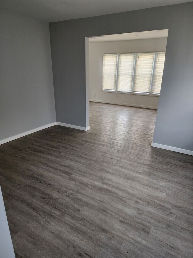 Building Photo - 11790 Outer Dr E