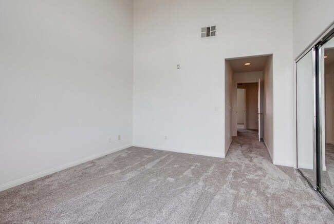 Building Photo - Available Now! Tri-Level 3 Bedroom 3.5 Bath Townhome!!