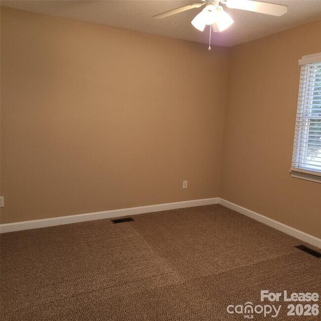 Building Photo - 208 Chuckwood Rd