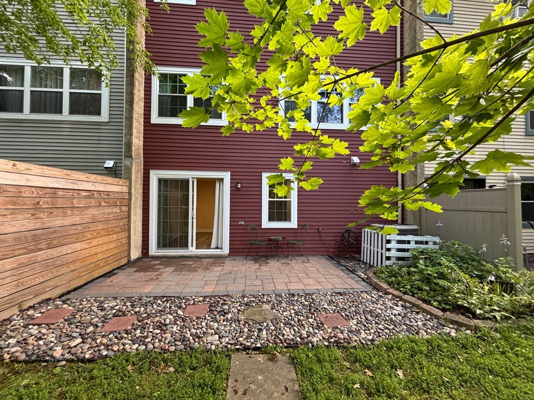 Building Photo - 3 E Ridge Mews
