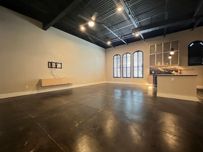 Building Photo - Charming Two Bedroom Loft in Houston with ...