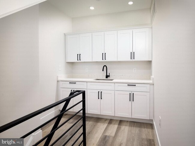 Building Photo - 303 Fountain St