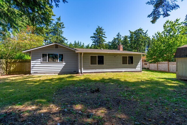 Building Photo - 4 bedroom 2 bath home