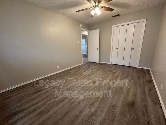 Building Photo - Apt A 1116 N Nolan River Rd - Apt A