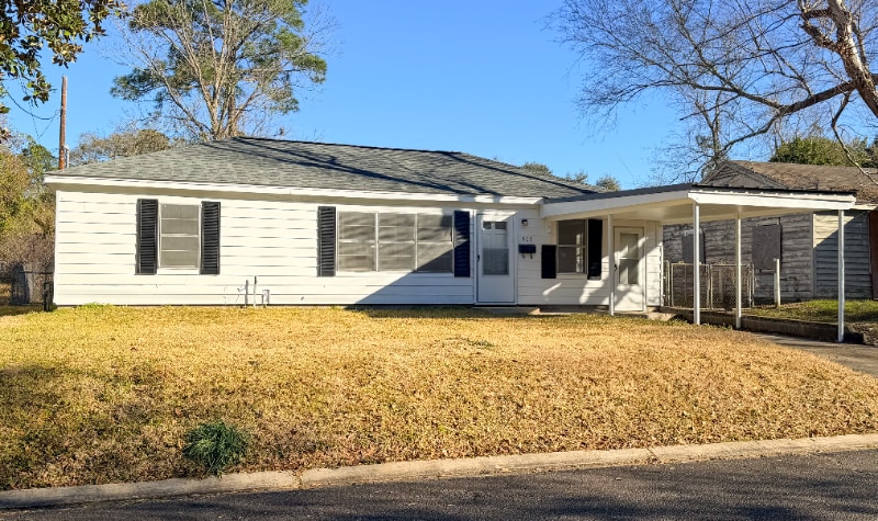 Building Photo - 909 Lake Ct Dr