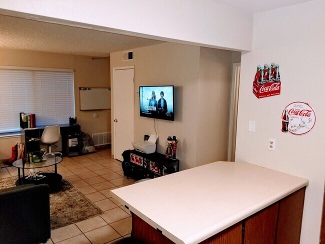 Building Photo - 1 Bed, 1 Bath. Condo! Next to the Heart of NAU Campus!  - Students & Cats OK!! NO Dogs! Avail. Ma...