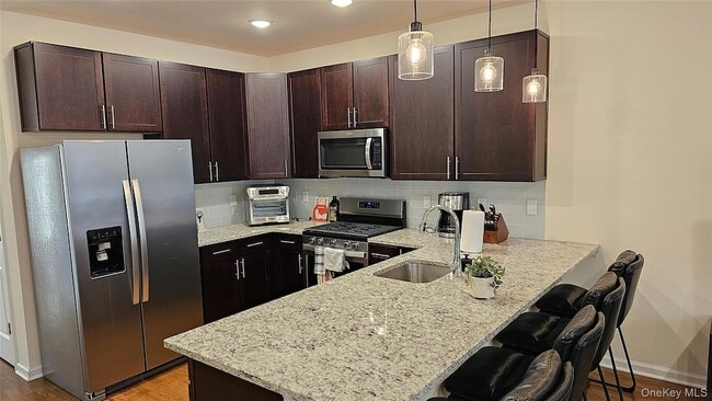 Building Photo - 260 W Main St