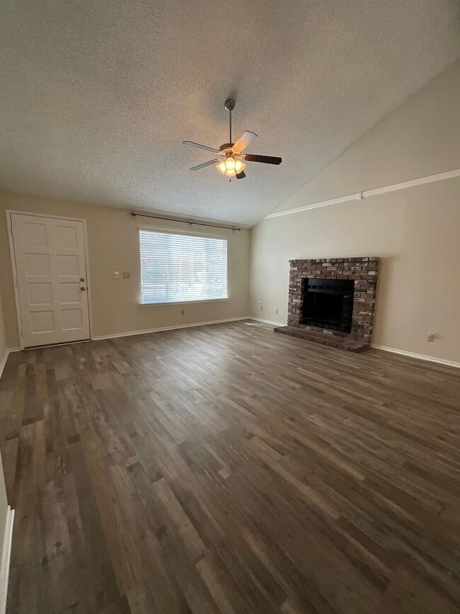 Building Photo - Charming home nestled in desirable Northea...